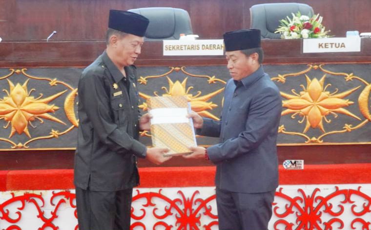 Ketua DPRD Rumiadi terima rancangan Perubahan KUA-PPAS Tahun Anggaran 2025 yang diserahkan oleh Plt Sekda Sarwo Mintarjo (foto: istimewa)