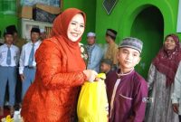 Dina Maulidah saat menyerahkan bantuan sosial kepada anak Panti Asuhan Muhammadiyah (foto: istimewa)