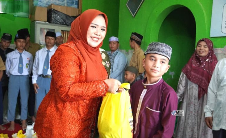 Dina Maulidah saat menyerahkan bantuan sosial kepada anak Panti Asuhan Muhammadiyah (foto: istimewa)