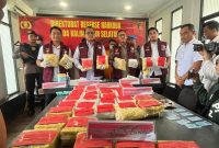 Direktur Reserse Narkoba Polda Kalsel Kombes Pol Baktiar Joko Mujiono (tengah) bersama jajaran menunjukkan barang bukti sabu seberat 44,5 kilogram dan 24.928 butir ekstasi hasil pengungkapan jaringan Fredy Pratama. (foto: Iman Satria)