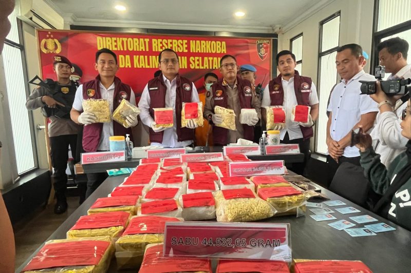 Direktur Reserse Narkoba Polda Kalsel Kombes Pol Baktiar Joko Mujiono (tengah) bersama jajaran menunjukkan barang bukti sabu seberat 44,5 kilogram dan 24.928 butir ekstasi hasil pengungkapan jaringan Fredy Pratama. (foto: Iman Satria)