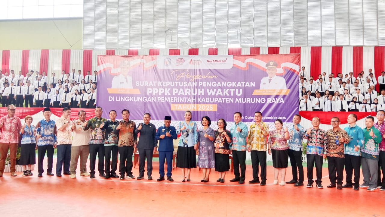 Bupati Heriyus saat menyerahkan SK PPTK paruh waktu di GOR Tana Malai Tolung Lingu (foto: Maya)