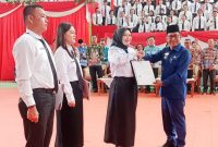 Bupati Heriyus saat menyerahkan SK PPTK paruh waktu di GOR Tana Malai Tolung Lingu (foto: Maya)