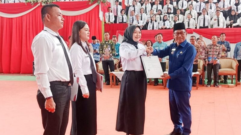 Bupati Heriyus saat menyerahkan SK PPTK paruh waktu di GOR Tana Malai Tolung Lingu (foto: Maya)