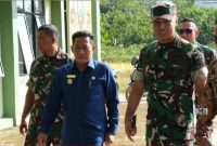 Bupati Heriyus dan pihak Kodam XXII/Tambun Bungai saat meninjau lokasi pembangunan Yon TP (foto: Diskominfo)