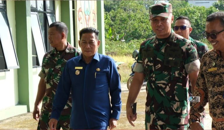 Bupati Heriyus dan pihak Kodam XXII/Tambun Bungai saat meninjau lokasi pembangunan Yon TP (foto: Diskominfo)