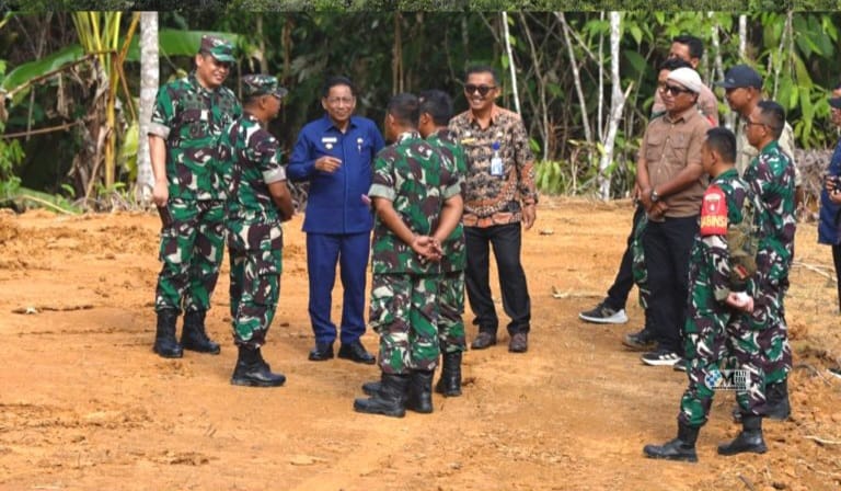 Bupati Heriyus dan pihak Kodam XXII/Tambun Bungai saat meninjau lokasi pembangunan Yon TP (foto: Diskominfo)