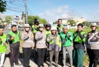 Ditantas Polda Kalsel memberikan pembinaan kepada komunitas driver ojek online dalam program “Polantas Menyapa”. (Foto: Istimewa)