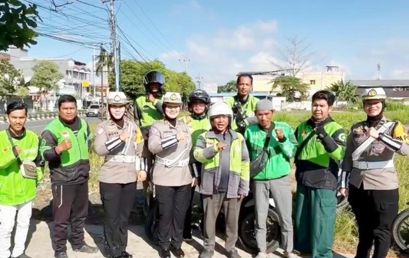 Ditantas Polda Kalsel memberikan pembinaan kepada komunitas driver ojek online dalam program “Polantas Menyapa”. (Foto: Istimewa)