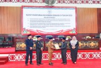 Ketua DPRD menerima 2 Raperda dari Bupati Heriyus pada Paripurna ke 6 masa sidang III tahun 2025 (foto : Maya)