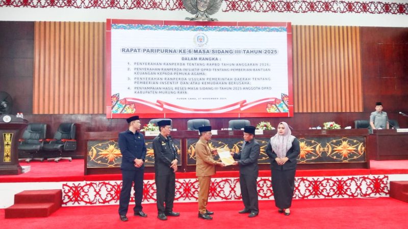 Ketua DPRD menerima 2 Raperda dari Bupati Heriyus pada Paripurna ke 6 masa sidang III tahun 2025 (foto : Maya)