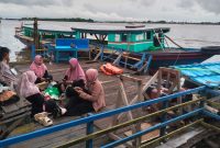 Penumpang klotok tujuan Pulau Kembang saat dievakuasi usai terjatuh ke Sungai Barito akibat gelombang tugboat, Minggu (9/11/2025) siang. (foto: istimewa)