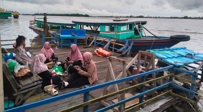 Penumpang klotok tujuan Pulau Kembang saat dievakuasi usai terjatuh ke Sungai Barito akibat gelombang tugboat, Minggu (9/11/2025) siang. (foto: istimewa)