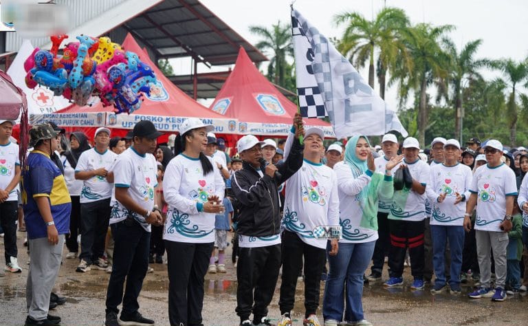 Senam sehat dalam rangka memperingati Hari Kesehatan Nasional ke-61 (foto: Diskominfo)