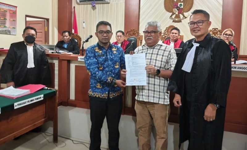 Terdakwa Habib Muchdar (kedua dari kanan) berjabat tangan dengan korban Abrar Ibrahim (kedua dari kiri) sambil menunjukkan surat perdamaian di hadapan majelis hakim PN Banjarmasin, didampingi kuasa hukum Ar Rafi, SH (kanan), dan Jaksa Penuntut Umum
Adhyaksa Putera, SH (paling kiri bermasker) (Foto Mercy)