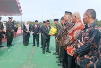 Bupati Heriyus saat serahkan bingkisan kepada para veteran kemerdekaan (foto: Maya)