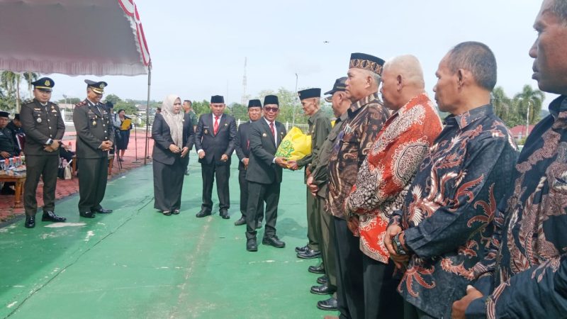 Bupati Heriyus saat serahkan bingkisan kepada para veteran kemerdekaan (foto: Maya)