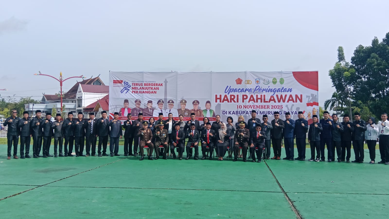 Bupati Heriyus saat serahkan bingkisan kepada para veteran kemerdekaan (foto: Maya)