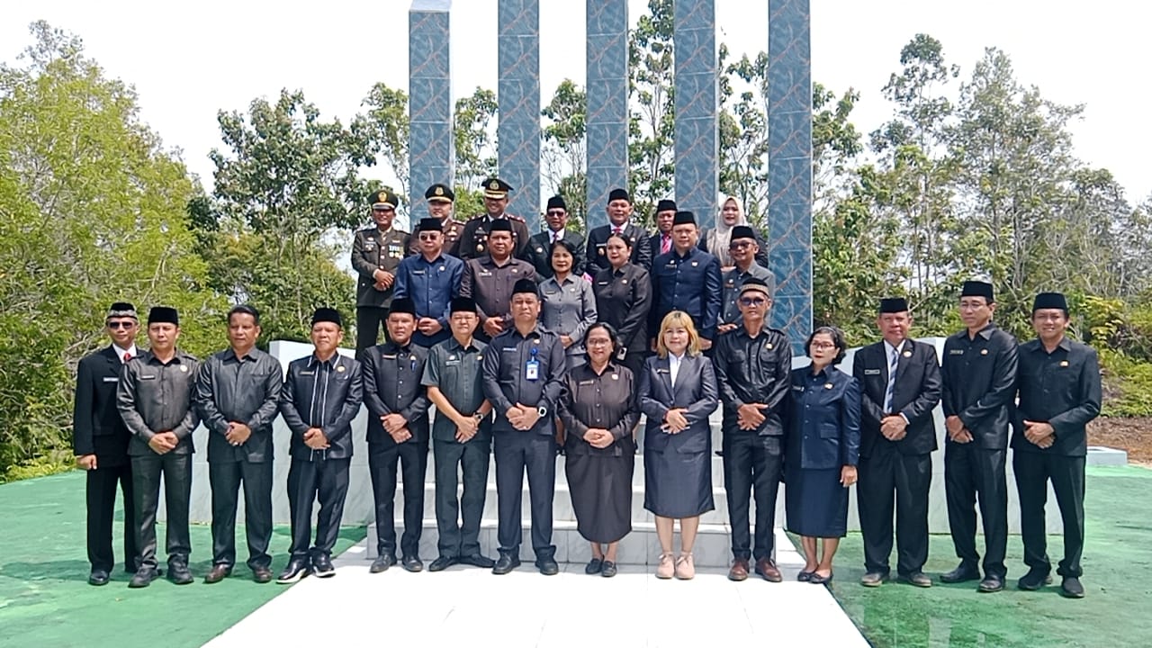 Bupati Heriyus saat memimpin tabur bunga di makam pahlawan (foto: Maya)