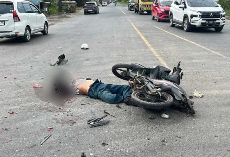 Korban laka maut pecah kepala saat di Simpang Empat Handil Bakti, Senin (10/11/2025) siang. (foto: istimewa)