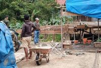 Ketua DPRD Rumiadi saat meninjau pembangunan Balai Pertemuan di Desa Tabulang (foto: Istimewa)