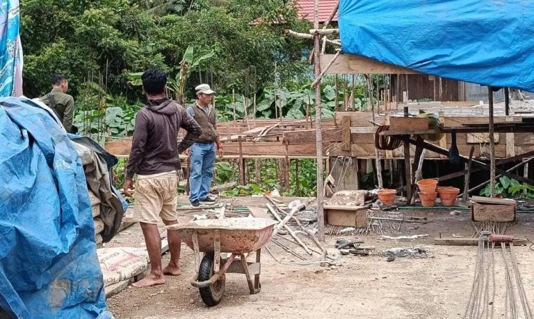 Ketua DPRD Rumiadi saat meninjau pembangunan Balai Pertemuan di Desa Tabulang (foto: Istimewa)