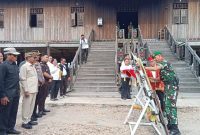 Penyambutan kedatangan Komandan Batalyon Infanteri TP 883/Temanggung Awan, Mayor Inf Supriyanto di Lopo Betang (foto: Maya)