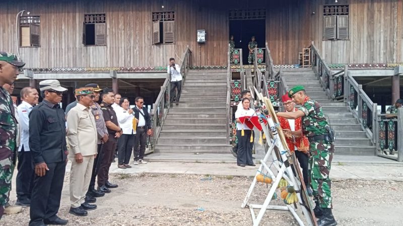 Penyambutan kedatangan Komandan Batalyon Infanteri TP 883/Temanggung Awan, Mayor Inf Supriyanto di Lopo Betang (foto: Maya)