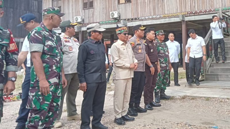 Penyambutan Komandan Batalyon Infanteri TP 883/Temanggung Awan, Mayor Inf Supriyanto di Lopo Betang (foto: Maya)