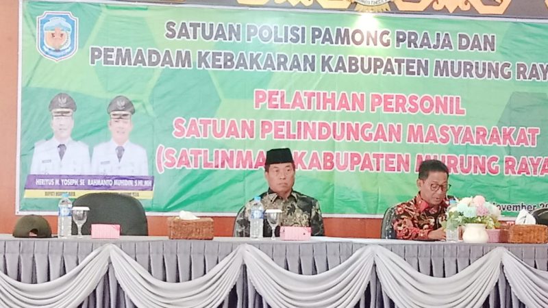 Ketua DPRD Murung Raya Rumiadi (kiri),(foto: Maya)