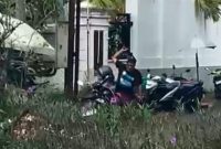 Tangkapan layar video viral di depan Pegadaian Rantau , Selasa (18/11/2025) pagi. (foto: istimewa)