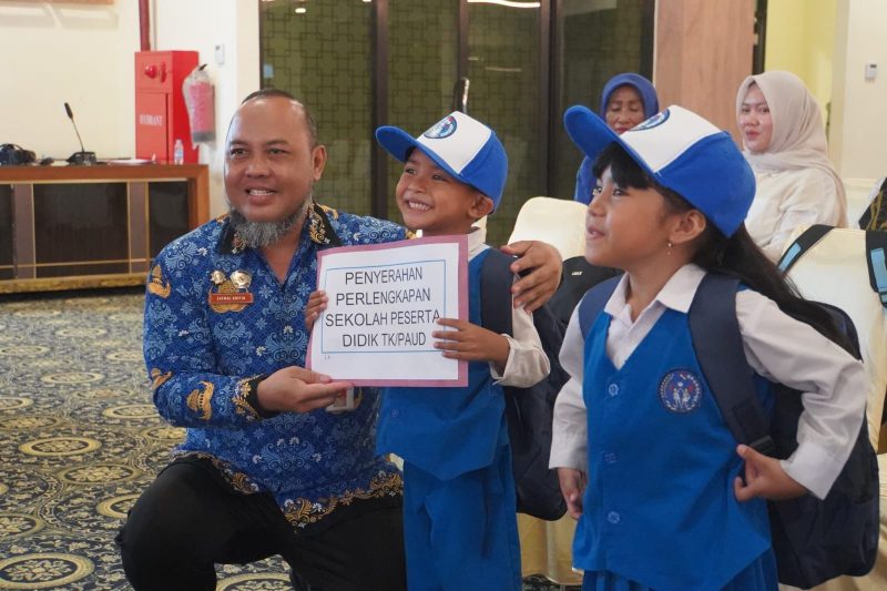 Pemerintah Kabupaten Kotabaru melalui Dinas Pendidikan dan Kebudayaan secara simbolis menyerahkan bantuan berupa baju seragam sekolah dan perlengkapan sekolah