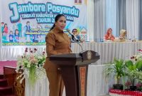 Kepala Dinas PMD Lynda Kristianie dalam kegiatan jambore posyandu di GPU Tira Tangka Balang, Selasa 18/11/2025 (foto: Maya)