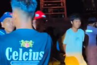 Pihak relawan dan beberapa ABK Km BlueRay saat dievakuasi pihak emergency, dan semua crew dinyatakan aman oleh pihak Basarnas Banjarmasin, Senin (18/11/2025) malam.(foto:istimewa)