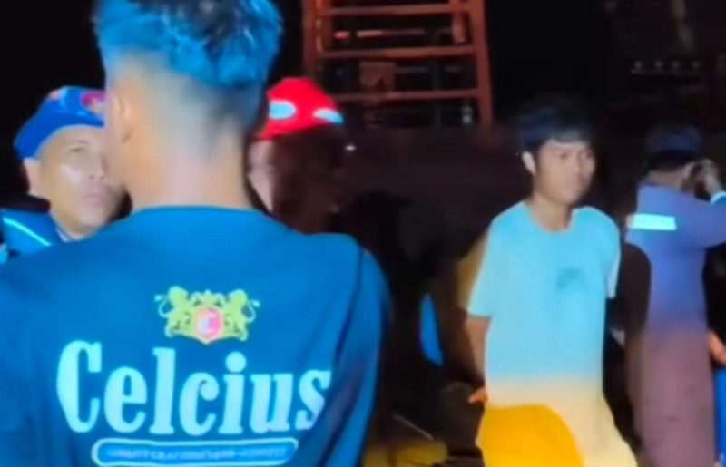 Pihak relawan dan beberapa ABK Km BlueRay saat dievakuasi pihak emergency, dan semua crew dinyatakan aman oleh pihak Basarnas Banjarmasin, Senin (18/11/2025) malam.(foto:istimewa)