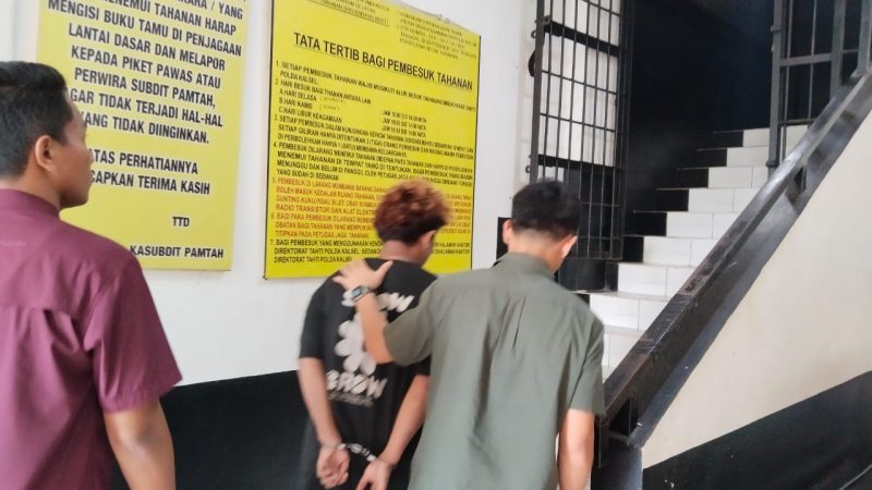 Pelaku (tengah) pemerasan video asusila anak SD saat dibekuk Sat Reskrim Polresta Banjarmasin, Kamis (20/11/2025). (Foto: sum/brt)