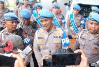 Kasubbid Provos Bidang Propam Polda Kalsel, AKBP Zaenal Arifien, usai terjun langsung membagikan bingkisan Jumat Berkah kepada pengemudi ojol dan petugas kebersihan di Jalan Pangeran Hidayatullah, Banjarbaru (Foto: Istimewa)