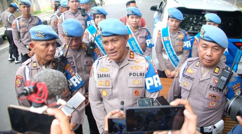 Kasubbid Provos Bidang Propam Polda Kalsel, AKBP Zaenal Arifien, usai terjun langsung membagikan bingkisan Jumat Berkah kepada pengemudi ojol dan petugas kebersihan di Jalan Pangeran Hidayatullah, Banjarbaru (Foto: Istimewa)
