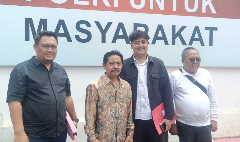 Kuasa Hukum Empat Kades , Arya Setiawan SH Mkn (dua dari kanan) dan ayahnya DR H Fauzan Ramon SH MH (dua dari kiri) didampingi dua kades dari tiga orang yang melakukan klarifikasi (Foto Istimewa)