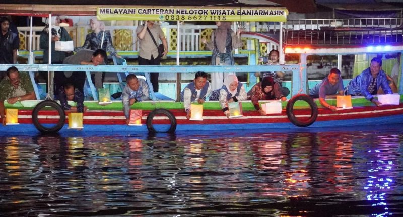 Pelepasan Lampion sungai penanda diresmikannya Cangkurah Kreatif Festival 2025 yang dilakukan Wali Kota Banjarmasin, HM Yamin dan jajaran serta unsur Forkopimda