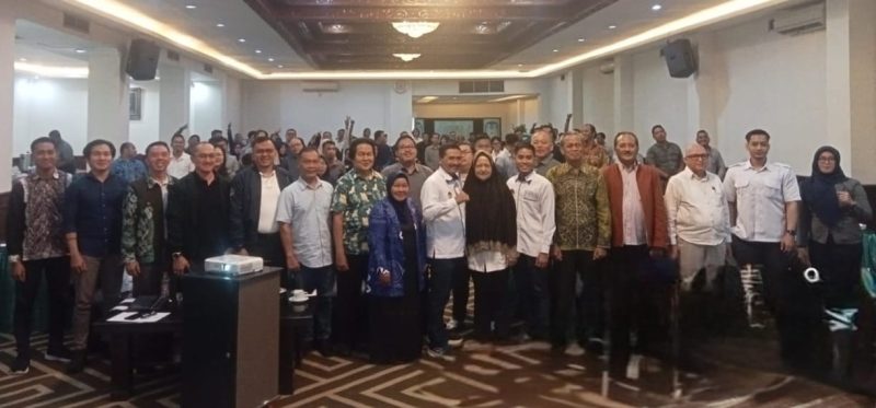 Ketua DPC Peradi Banjarmasin, Edi Sucipto, SH, MH, didampingi Sekretaris DPC, DR Ali Murtadho, SH MH dan
para anggota (Foto Istimewa)