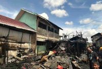 Api berkobar di siang hari di samping SMAN 4 Banjarmasin, Sabtu (22/11/2025).
(istimewa)