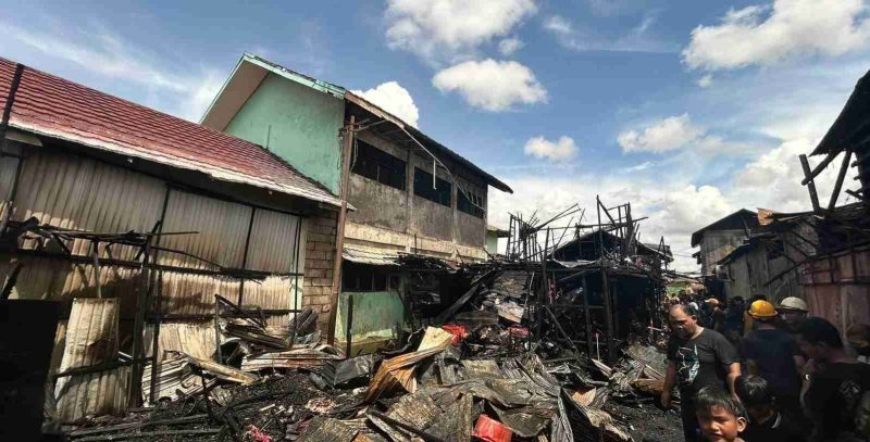 Api berkobar di siang hari di samping SMAN 4 Banjarmasin, Sabtu (22/11/2025).
(istimewa)