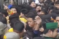 Massa aksi dan petugas saling dorong depan pintu gerbang (Foto Istimewa)