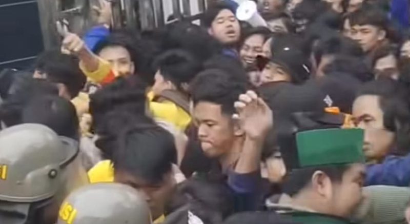 Massa aksi dan petugas saling dorong depan pintu gerbang (Foto Istimewa)