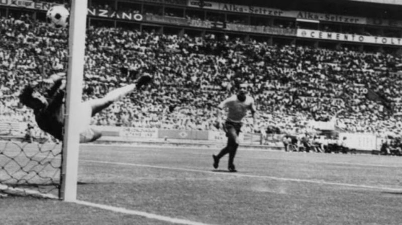 Ronny Pasla saat menepis penalti Pele dalam laga persahabatan melawan Santos FC tahun 1972.( Foto: Istimewa /Bombastis.Com)
