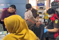 Petugas Kejaksaan Negeri Banjarmasin melakukan penggeledahan di Kantor Dinas Pendidikan Kota Banjarmasin terkait dugaan korupsi sewa server dan jaringan, Senin (24/11/2025). (Foto: Istimewa)