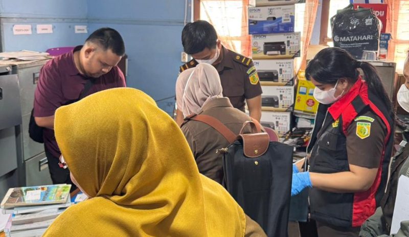 Petugas Kejaksaan Negeri Banjarmasin melakukan penggeledahan di Kantor Dinas Pendidikan Kota Banjarmasin terkait dugaan korupsi sewa server dan jaringan, Senin (24/11/2025). (Foto: Istimewa)