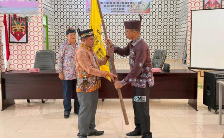 Rahmat K. Tambunan saat melepas peserta kontingen F-TIK Murung Raya (foto: Diskominfo)