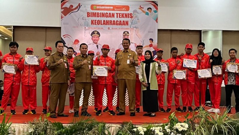 Dinas Kebudayaan, Kepemudaan, Olahraga, dan Pariwisata (Disbudporapar) serahkan bonus tali asih kepada para atlet yang berprestasi.